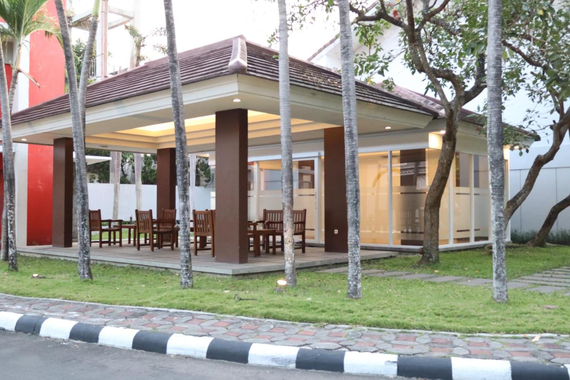 The Victoria Hotel Yogyakarta Exterior photo