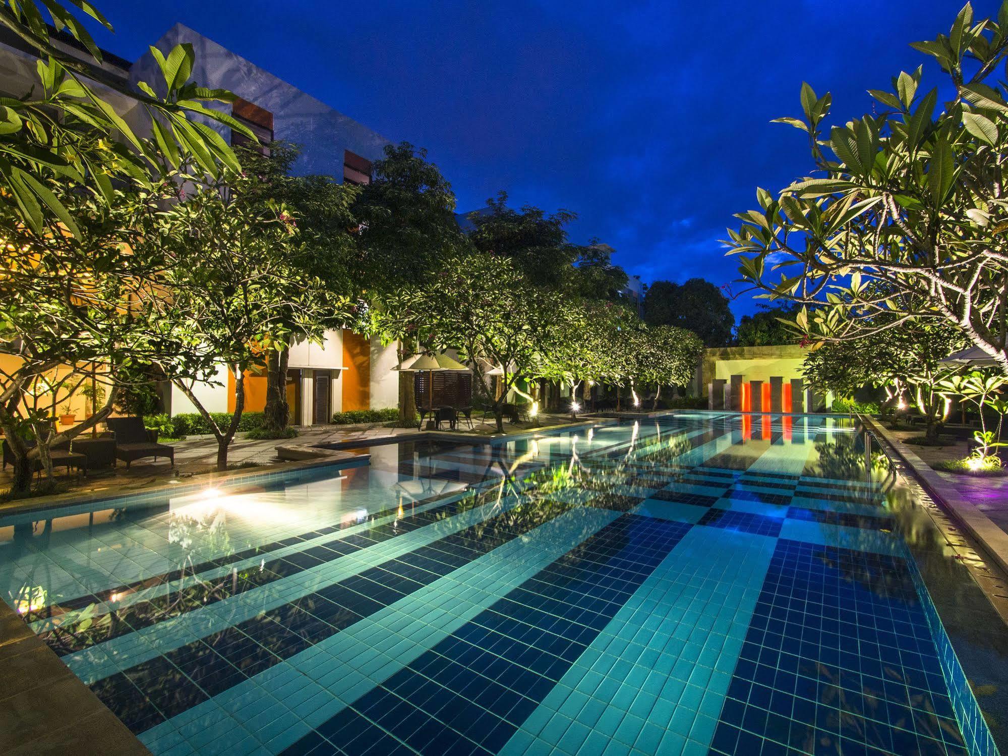 The Victoria Hotel Yogyakarta Exterior photo